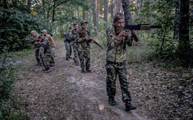 Photographie extraite de 'Zone d’opération anti-terroriste : Photos de la guerre en Ukraine' par Pavel Wolberg, du 22 novembre au 22 janvier à la galerie d’art Wizo Haifa (Courtoisie : Pavel Wolberg)