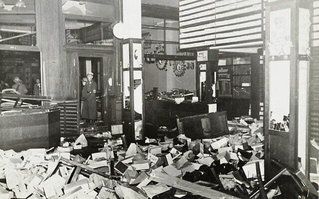 Des nazis se tiennent près de propriétés juives saccagées pendant la Nuit de Cristal, probablement dans la ville de Fürth, en Allemagne, le 10 novembre 1938. (Crédit : Yad Vashem via AP) Des nazis se tiennent près de propriétés juives saccagées pendant la Nuit de Cristal, probablement dans la ville de Fürth, en Allemagne, le 10 novembre 1938. (Crédit : Yad Vashem via AP)