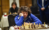 Le grand maître d'échecs Hans Niemann jouant au championnat du monde par équipe à Jérusalem, le 24 novembre 2022. (Crédit : La FIDE/Mark Livshitz)