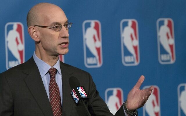 Sur cette photo d'archives du 21 octobre 2016, le commissaire de la NBA Adam Silver s'adresse aux journalistes lors d'une conférence de presse, à New York. (Crédit : AP Photo/Mary Altaffer, File) Sur cette photo d'archives du 21 octobre 2016, le commissaire de la NBA Adam Silver s'adresse aux journalistes lors d'une conférence de presse, à New York. (Crédit : AP Photo/Mary Altaffer, File)