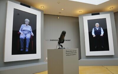 Illustration : Témoignages de survivants de la Shoah dans le cadre d'une exposition au Musée du patrimoine juif intitulée " New Dimensions in Testimony ", à New York, le 15 septembre 2017. (Crédit : AP Photo/Bebeto Matthews)