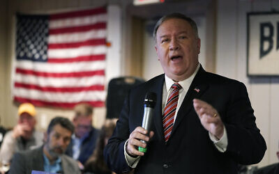 L'ancien secrétaire d'État américain, Mike Pompeo, prenant la parole au West Side Conservative Club à Urbandale, dans l'Iowa, le 26 mars 2021. (Crédit : Charlie Neibergall/AP)