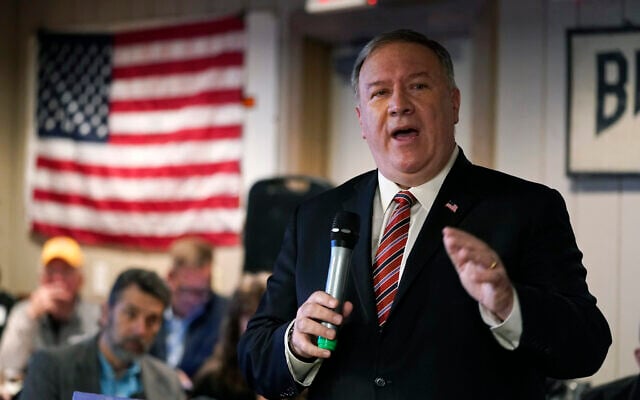 L'ancien secrétaire d'État américain, Mike Pompeo, prenant la parole au West Side Conservative Club à Urbandale, dans l'Iowa, le 26 mars 2021. (Crédit : Charlie Neibergall/AP)