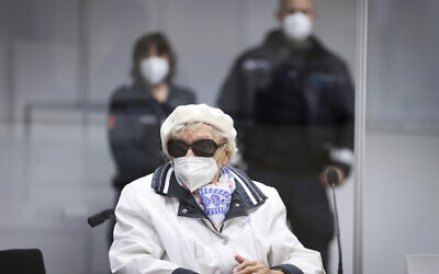 L'accusée Irmgard Furchner, 96 ans, assise dans la salle d'audience au début de la journée de procès à Itzehoe, en Allemagne, le 9 novembre 2021. (Crédit : Christian Charisius/Pool via AP)