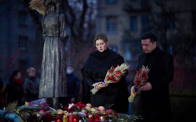Le président ukrainien Volodymyr Zelenskyy et son épouse Olena visitent un monument de commémoration des victimes de l'Holodomor pendant une cérémonie organisée pour le 88e anniversaire de la Grande famine de 1932-1933 qui avait fait des millions de victimes, à Kiev, en Ukraine, le 27 novembre 2021. (Crédit : Ukrainian Presidential Press Office via AP)