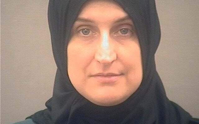 Cette photo non datée fournie par le bureau du shérif d'Alexandria (Virginie) en janvier 2022 montre Allison Fluke-Ekren. Allison Fluke-Ekren, 42 ans, qui a vécu au Kansas, a été arrêtée après que les procureurs fédéraux l'ont accusée d'avoir rejoint le groupe État islamique et d'avoir pris la tête d'un bataillon entièrement féminin de militants armés d'AK-47. Le procureur fédéral d'Alexandria a annoncé samedi 29 janvier 2022 qu'elle était accusée de fournir un soutien matériel à une organisation terroriste. (Crédit : Bureau du shérif d'Alexandrie via AP)