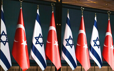 Drapeaux israélien et turc lors d'une conférence de presse entre le président turc Recep Tayyip Erdogan et le président israélien Isaac Herzog à Ankara, en Turquie, le 9 mars 2022. (Crédit : AP Photo/Burhan Ozbilici)
