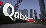 Signalisation près du Centre d'exposition et de convention de Doha, à Doha, au Qatar, le 31 mars 2022. (Crédit : AP Photo/Darko Bandic, Archive)