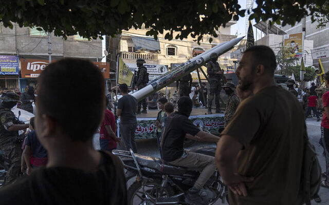 Des combattants palestiniens du groupe terroriste du Jihad islamique montrent des armes lors d'un rassemblement anti-israélien à Rafah, au sud de la ville de Gaza, le 24 août 2022. (Crédit : Fatima Shbair/AP) Des combattants palestiniens du groupe terroriste du Jihad islamique montrent des armes lors d'un rassemblement anti-israélien à Rafah, au sud de la ville de Gaza, le 24 août 2022. (Crédit : Fatima Shbair/AP)