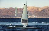 Sur cette photo d'archive publiée par la marine américaine, un drone marin sans pilote Saildrone Explorer navigue dans le golfe d'Aqaba, le 9 février 2022. (Crédit : Spécialiste en communication de masse de 2e classe Dawson Roth/U.S. Navy via AP)