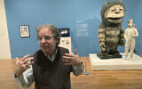 Jonathan Weinberg, artiste et conservateur de la Fondation Maurice Sendak, évoqué l’héritage de l’illustrateur et auteur de livres pour enfants, Maurice Sendak, lors de la visite d’une nouvelle exposition autour de l'œuvre de Sendak, 'Wild Things Are Happening' au Columbus Museum of Art, à Columbus, Ohio, le 20 octobre, 2022. (Crédit : Andrew Welsh-Huggins/AP)