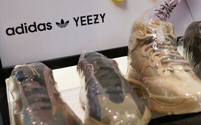 Le modèle Yeezy, des chaussures  fabriquées par Adidas, chez Kickclusive, un magasin de revente de baskets, à Paramus, dans le New Jersey, le 25 octobre 2022. (Crédit : AP Photo/Seth Wenig)
