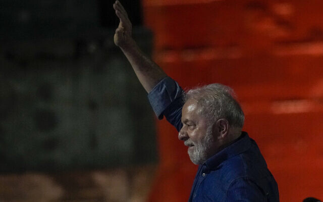 L'ancien président brésilien Luiz Inacio Lula salue ses partisans réunis sur Paulista Av. après sa victoire face à Jair Bolsonaro au second tour des élections présidentielles, à Sao Paulo, au Brésil, le 30 octobre 2022. (Crédit : AP Photo/Andre Penner) L'ancien président brésilien Luiz Inacio Lula salue ses partisans réunis sur Paulista Av. après sa victoire face à Jair Bolsonaro au second tour des élections présidentielles, à Sao Paulo, au Brésil, le 30 octobre 2022. (Crédit : AP Photo/Andre Penner)