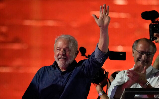L’ex-président brésilien Luiz Inacio Lula adresse un signe à ses partisans après sa victoire sur le président sortant, Jair Bolsonaro, lors de l'élection présidentielle qui va faire de lui le prochain président du pays, à Sao Paulo, au Brésil, le 30 octobre 2022 (Crédit : AP Photo/Andre Penner) L’ex-président brésilien Luiz Inacio Lula adresse un signe à ses partisans après sa victoire sur le président sortant, Jair Bolsonaro, lors de l'élection présidentielle qui va faire de lui le prochain président du pays, à Sao Paulo, au Brésil, le 30 octobre 2022 (Crédit : AP Photo/Andre Penner)