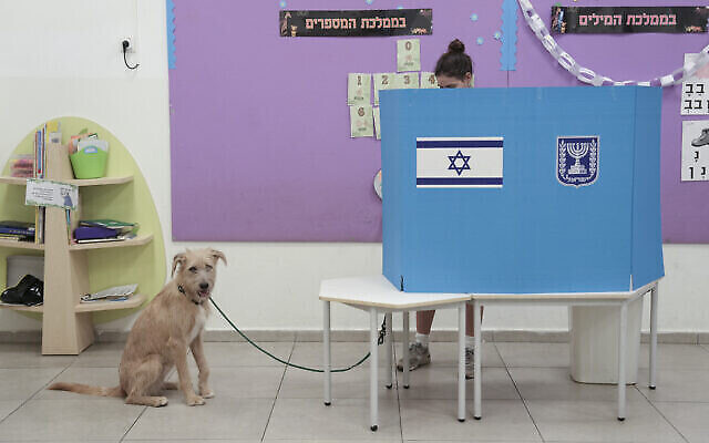 Une femme vote à Tel Aviv, en Israël, le 1er novembre 2022. (Crédit : AP Photo/Oded Balilty)