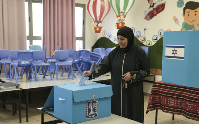 Un citoyenne arabe israélien votant aux élections législatives dans un bureau de vote de la ville de Taibeh, en Israël, le 1er novembre 2022. (Crédit : AP Photo/Mahmoud Illean) Un citoyenne arabe israélien votant aux élections législatives dans un bureau de vote de la ville de Taibeh, en Israël, le 1er novembre 2022. (Crédit : AP Photo/Mahmoud Illean)