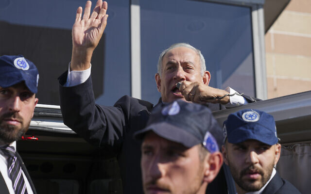 Le leader du Likud, Benjamin Netanyahu, salue ses partisans à Ashkelon, en Israël, mardi 1er novembre 2022. (Crédit : AP Photo/Tsafrir Abayov)