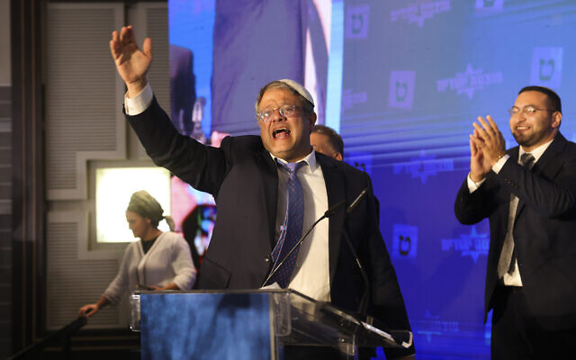 Itamar Ben Gvir, législateur d'extrême-droite et chef du parti Otzma Yehudit, après les premiers résultats des sondages de sortie des urnes au siège de son parti, à Jérusalem, le 2 novembre 2022. (Crédit : Oren Ziv/AP) Itamar Ben Gvir, législateur d'extrême-droite et chef du parti Otzma Yehudit, après les premiers résultats des sondages de sortie des urnes au siège de son parti, à Jérusalem, le 2 novembre 2022. (Crédit : Oren Ziv/AP)