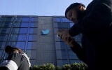 Des passants devant le siège de Twitter à San Francisco, le 4 novembre 2022. (Crédit: AP Photo/Jeff Chiu)