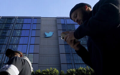 Des passants devant le siège de Twitter à San Francisco, le 4 novembre 2022. (Crédit: AP Photo/Jeff Chiu)