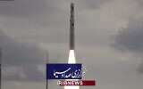 Une fusée russe Soyouz décolle pour mettre en orbite le satellite iranien Khayyam au cosmodrome russe de Baïkonour, au Kazakhstan, le 9 août 2022. (Crédit : Roscosmos via AP)