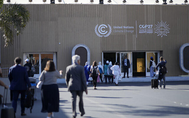 Les participants au Sommet des Nations Unies sur le climat COP27 arrivent, dimanche 6 novembre 2022, à Sharm el-Sheikh, en Égypte. (Crédit : AP Photo/Peter Dejong) Les participants au Sommet des Nations Unies sur le climat COP27 arrivent, dimanche 6 novembre 2022, à Sharm el-Sheikh, en Égypte. (Crédit : AP Photo/Peter Dejong)