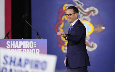 Le candidat au poste de gouverneur démocrate de Pennsylvanie Josh Shapiro, procureur général de l'État, assiste à une soirée électorale, le mardi 8 novembre 2022, à Oaks, Pennsylvanie (Crédit : AP Photo/Matt Slocum)