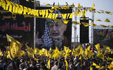 Des Palestiniens scandant des slogans et agitant des drapeaux jaunes du mouvement laïc Fatah lors d'un rassemblement marquant le 18e anniversaire de la mort du fondateur du Fatah et leader de l'Autorité palestinienne, Yasser Arafat, dans la ville de Gaza, le 10 novembre 2022. (Crédit : AP Photo/Fatima Shbair)