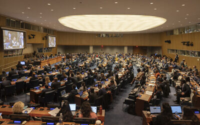 La 4e Commission de l'Assemblée générale des Nations unies votant sur des mesures concernant le conflit israélo-palestinien, au siège de l'ONU, à New York, le 11 novembre 2022. (Crédit : AP/Jeenah Moon)