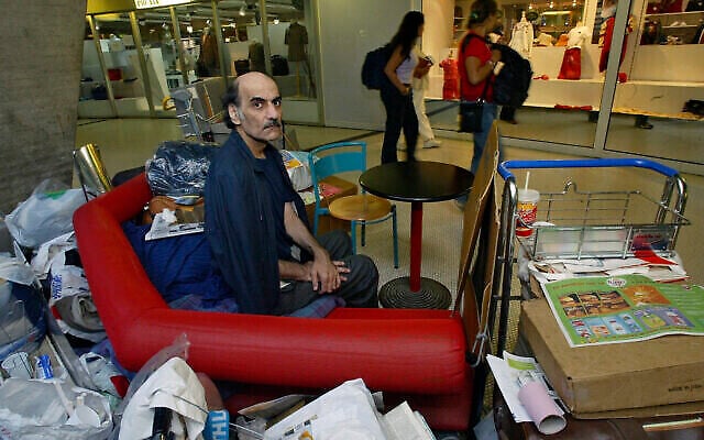 Merhan Karimi Nasseri est assis au milieu de ses affaires au Terminal 1 de l'aéroport Roissy Charles De Gaulle, le 11 août 2004. (Crédit : AP/Michel Euler, File) Merhan Karimi Nasseri est assis au milieu de ses affaires au Terminal 1 de l'aéroport Roissy Charles De Gaulle, le 11 août 2004. (Crédit : AP/Michel Euler, File)