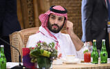 Le prince héritier d'Arabie saoudite Mohammed ben Salman prenant place avant un déjeuner de travail au sommet du G20, à Nusa Dua, à Bali, en Indonésie, le 15 novembre 2022. (Crédit : Leon Neal/Pool Photo via AP)