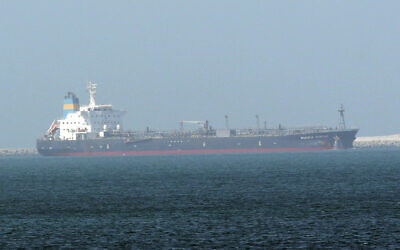 Le pétrolier Pacific Zircon, battant pavillon libérien, exploité par Eastern Pacific Shipping, basé à Singapour, dans le port de Jebel Ali, à Dubaï, aux Émirats arabes unis, le 16 août 2015. (Crédit : AP Photo/Nabeel Hashmi)