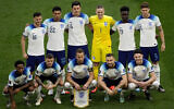 Des joueurs anglais posent pour une photo de groupe avant le début du match du groupe B de la Coupe du monde de football entre l'Angleterre et l'Iran au Khalifa International Stadium à Doha, Qatar, lundi 21 novembre 2022. (Crédit : AP Photo/Pavel Golovkin)