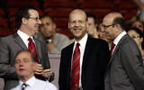 Les membres du conseil d'administration de Manchester United, Bryan Glazer, à gauche, Avi Glazer, au centre, et Joel Glazer, prennent place dans les tribunes avant le match de football aller du troisième tour de qualification de la Ligue des champions contre Debrecen au stade Old Trafford, à Manchester, en Angleterre, le 9 août 2005. (Crédit : AP/Jon Super, Archive)