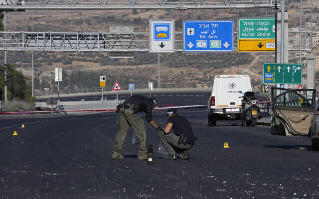 La police israélienne inspecte le lieu d'une explosion à un arrêt de bus à Jérusalem, le 23 novembre 2022. (Crédit : AP Photo/Maya Alleruzzo) La police israélienne inspecte le lieu d'une explosion à un arrêt de bus à Jérusalem, le 23 novembre 2022. (Crédit : AP Photo/Maya Alleruzzo)