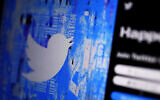 Photo d'illustration : Le logo Twitter sur un dispositif numérique à San Diego, le 25 avril 2022. (Crédit : AP/Gregory Bull)