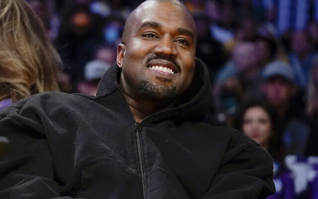 Kanye West regardant la première mi-temps d'un match de basket-ball de la NBA entre les Washington Wizards et les Los Angeles Lakers à Los Angeles, le 11 mars 2022. (Crédit : AP/Ashley Landis) Kanye West regardant la première mi-temps d'un match de basket-ball de la NBA entre les Washington Wizards et les Los Angeles Lakers à Los Angeles, le 11 mars 2022. (Crédit : AP/Ashley Landis)