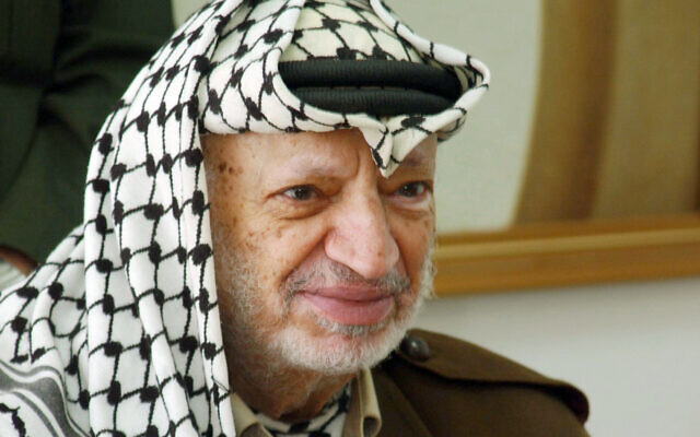 Le président de l'OLP Yasser Arafat, le 10 septembre 2014. (Crédit : AP Photo/Palestinian Authority, Hussein Hussein) Le président de l'OLP Yasser Arafat, le 10 septembre 2014. (Crédit : AP Photo/Palestinian Authority, Hussein Hussein)