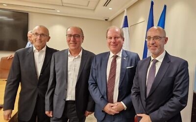 Eric Danon, ambassadeur de France en Israël, Matthieu Clouvel-Gervaiseau, consul de France à Tel Aviv, Elie Lancry, maire d’Eilat, et Michael Chen, nouveau consul honoraire de France à Eilat, lors de la cérémonie d’intronisation du nouveau consul honoraire de France à Eilat, le 23 novembre 2022. (Crédit : Ambassade de France en Israël)
