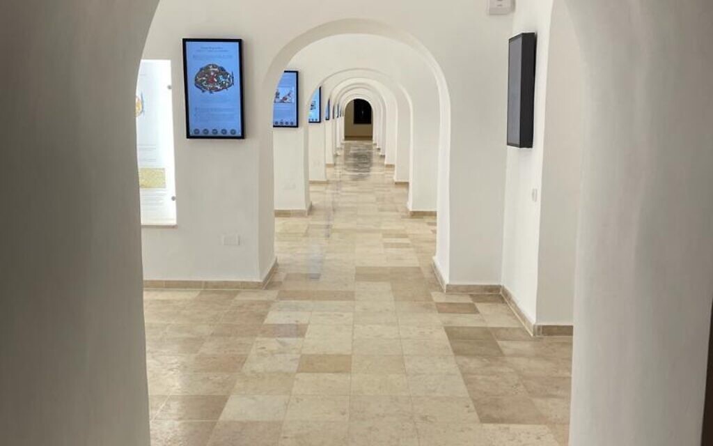 Les objets exposés sur l'histoire arménienne parmi les arches du musée arménien Edward et Helen Mardigian de Jérusalem. (Crédit : Bob Chalik)