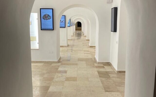 Les objets exposés sur l'histoire arménienne parmi les arches du musée arménien Edward et Helen Mardigian de Jérusalem. (Crédit : Bob Chalik)