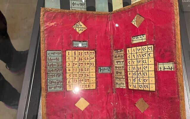 Un calendrier mobile arménien de 1854 exposé au musée arménien Edward et Helen Mardigian de Jérusalem. (Crédit : Bob Chalik)