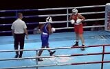 Deux boxeurs lors d'un match des championnats du monde des jeunes en Espagne, en novembre 2022. (Capture d'écran : YouTube ; Used in accordance with Clause 27a of the Copyright Law)