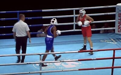 Deux boxeurs lors d'un match des championnats du monde des jeunes en Espagne, en novembre 2022. (Capture d'écran : YouTube ; Used in accordance with Clause 27a of the Copyright Law)