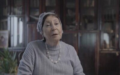Dorit, l'une des deux femmes qui accusent le rabbin Tzvi Thau de viol, le 13 novembre 2022. (Capture d'écran Treizième chaîne / Utilisé conformément à la clause 27a de la loi sur les droits d'auteur)