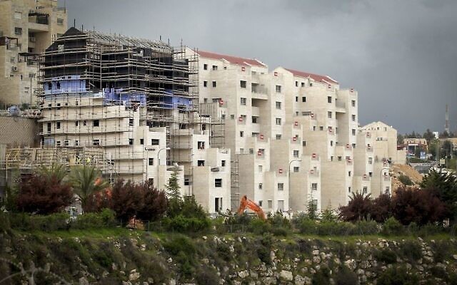 Immeubles en construction dans l'implantation de Kiryat Arba, en Cisjordanie, près d'Hébron, le 2 avril 2017. (Crédit : Wisam Hashlamoun / Flash90) Immeubles en construction dans l'implantation de Kiryat Arba, en Cisjordanie, près d'Hébron, le 2 avril 2017. (Crédit : Wisam Hashlamoun / Flash90)
