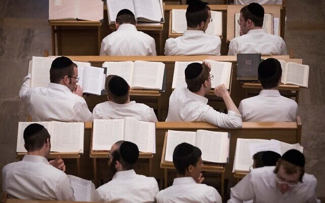 Illustration : Des étudiants dans une yeshiva, à Jérusalem, le 2 septembre 2019. (Crédit : Yonatan Sindel/Flash90) Illustration : Des étudiants dans une yeshiva, à Jérusalem, le 2 septembre 2019. (Crédit : Yonatan Sindel/Flash90)