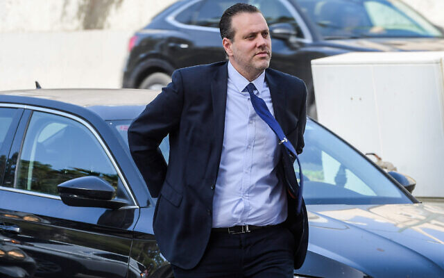 Miki Zohar, député du Likud, arrive pour une réunion avec le Premier ministre Benjamin Netanyahu à Tel Aviv, le 6 mai 2021. (Crédit : Avshalom Sassoni/Flash90)
