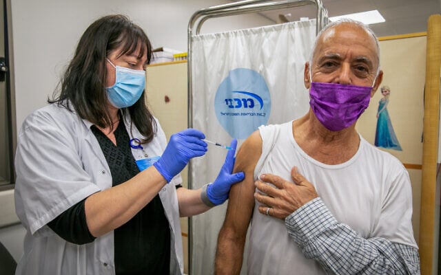 Un Israélien recevant une dose du vaccin contre la COVID-19 peu après l'introduction des quatrièmes doses, au centre de vaccination Maccabi à Modiin, le 6 janvier 2022. (Crédit : Yossi Aloni/Flash90) Un Israélien recevant une dose du vaccin contre la COVID-19 peu après l'introduction des quatrièmes doses, au centre de vaccination Maccabi à Modiin, le 6 janvier 2022. (Crédit : Yossi Aloni/Flash90)