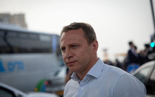Le ministre du Tourisme Yoel Razbozov, à Jérusalem, le 6 mars 2022. (Crédit : Yonatan Sindel/Flash90) Le ministre du Tourisme Yoel Razbozov, à Jérusalem, le 6 mars 2022. (Crédit : Yonatan Sindel/Flash90)
